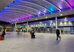 South Terminal concourse at London Gatwick Airport with passengers – Getwick Airport Taxi