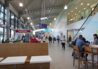 Departures concourse with seating at London Southend – Southend Airport Taxi